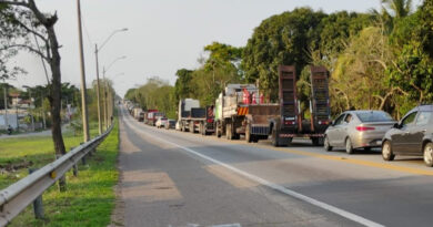 Protesto interdita BR-101 em Travessão