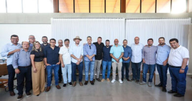 Prefeitos e vice-prefeitos do interior discutem pautas em reunião com presidente da Alerj