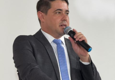 Vereador Erick Lopes é eleito para comandar a Câmara fidelense Vereador Erick Lopes é eleito para comandar a Câmara fidelense